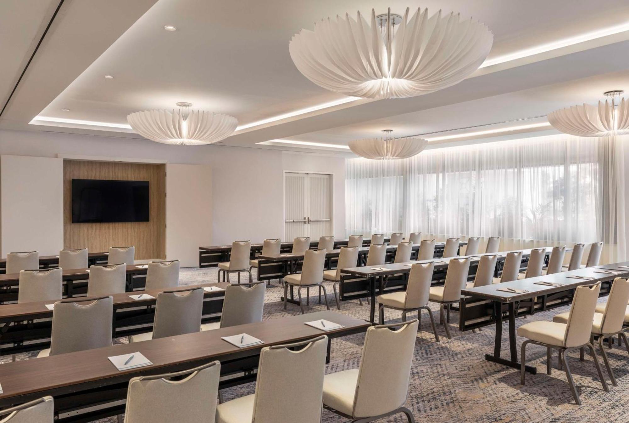 The Singer Oceanfront Resort, Curio Collection By Hilton Riviera Beach Kültér fotó
